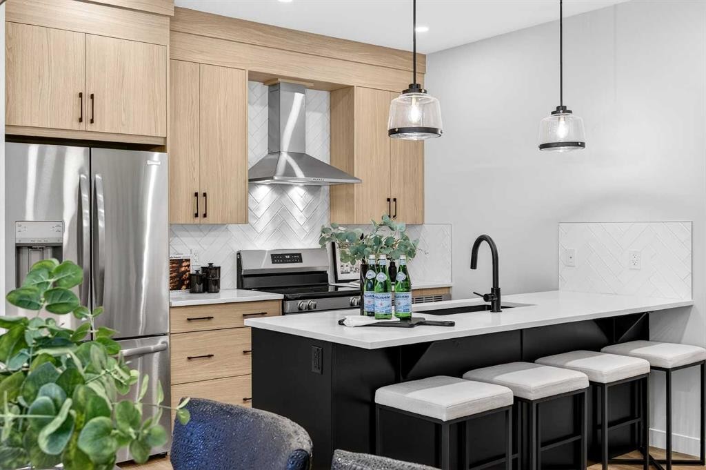 306 Alpine Boulevard, Calgary, AB - Indoor Photo Showing Kitchen With Stainless Steel Kitchen With Upgraded Kitchen