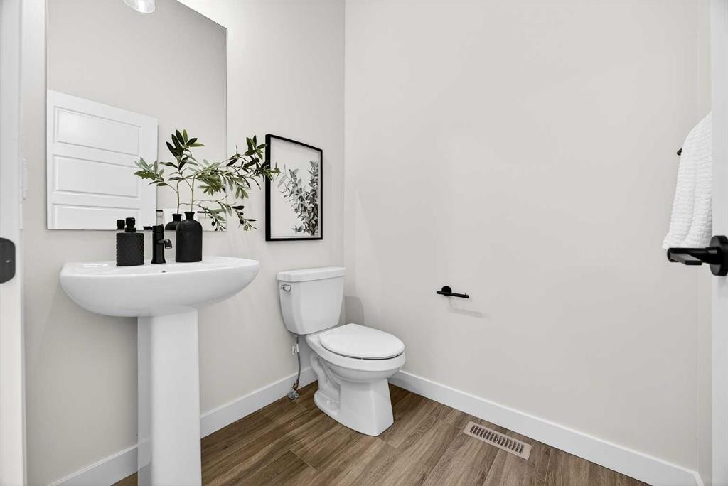 306 Alpine Boulevard, Calgary, AB - Indoor Photo Showing Bathroom