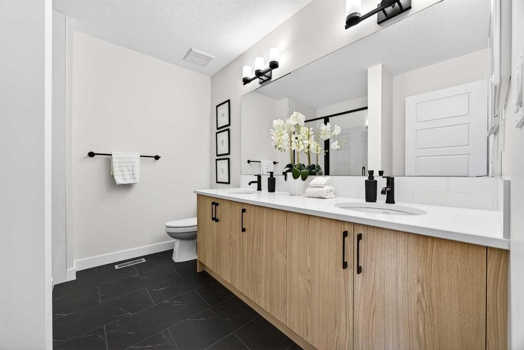 306 Alpine Boulevard, Calgary, AB - Indoor Photo Showing Bathroom