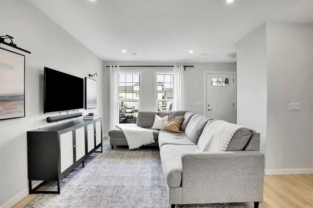 128 Cranbrook Square Se, Calgary, AB - Indoor Photo Showing Living Room