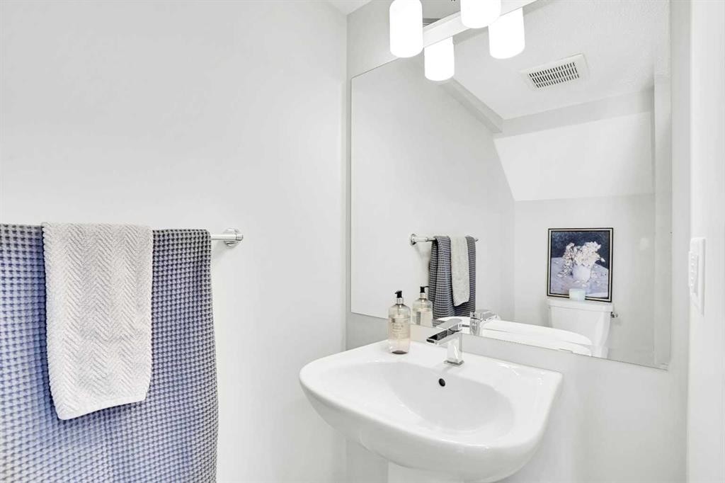 128 Cranbrook Square Se, Calgary, AB - Indoor Photo Showing Bathroom