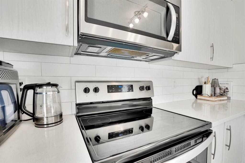 128 Cranbrook Square Se, Calgary, AB - Indoor Photo Showing Kitchen