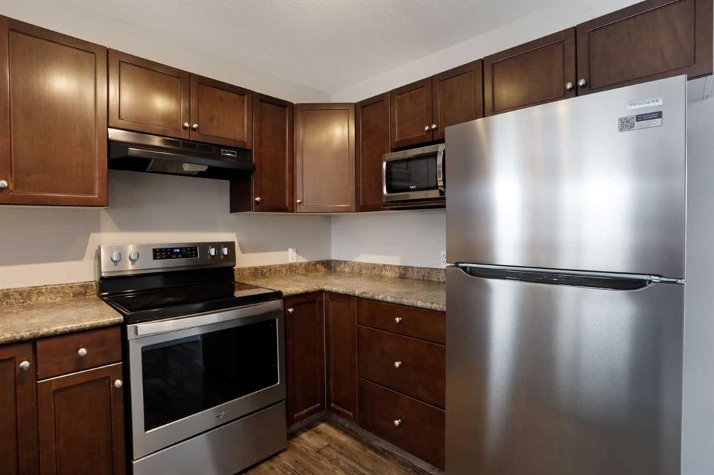 322 17 Street East, Brooks, AB - Indoor Photo Showing Kitchen