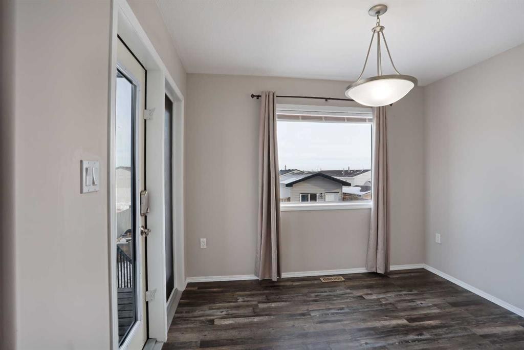 322 17 Street East, Brooks, AB - Indoor Photo Showing Other Room