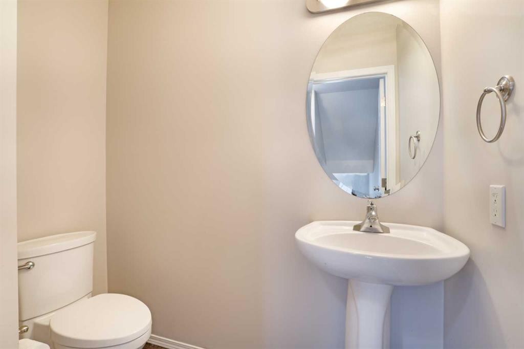322 17 Street East, Brooks, AB - Indoor Photo Showing Bathroom
