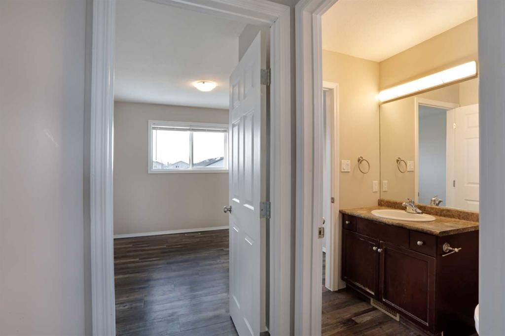 322 17 Street East, Brooks, AB - Indoor Photo Showing Bathroom