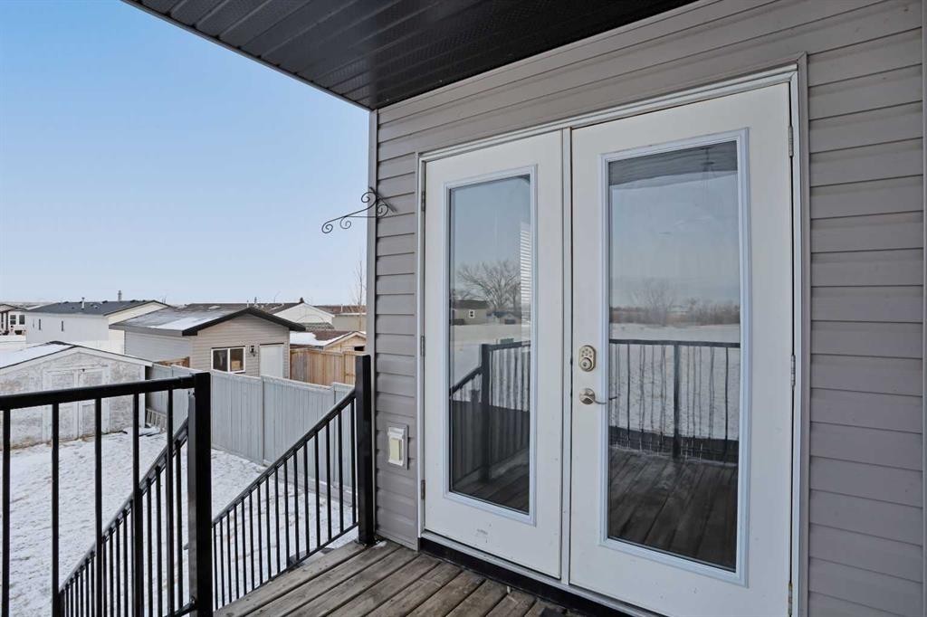 322 17 Street East, Brooks, AB - Outdoor With Deck Patio Veranda With Exterior