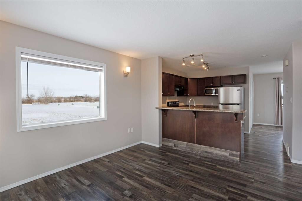 322 17 Street East, Brooks, AB - Indoor Photo Showing Kitchen