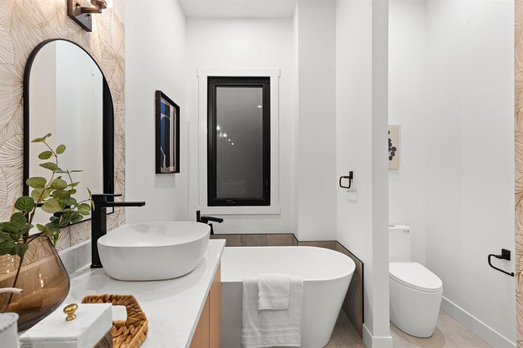 27 Glacier Drive Sw, Calgary, AB - Indoor Photo Showing Bathroom