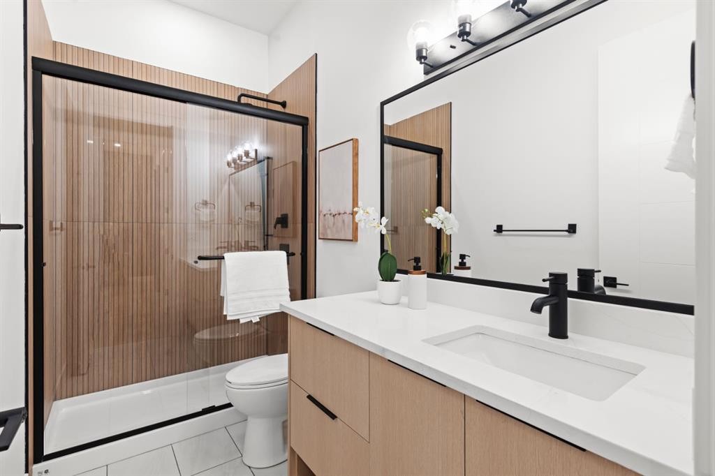 27 Glacier Drive Sw, Calgary, AB - Indoor Photo Showing Bathroom