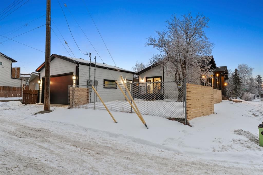 27 Glacier Drive Sw, Calgary, AB - Outdoor