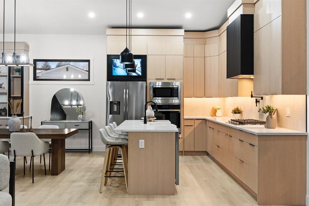 27 Glacier Drive Sw, Calgary, AB - Indoor Photo Showing Kitchen With Upgraded Kitchen