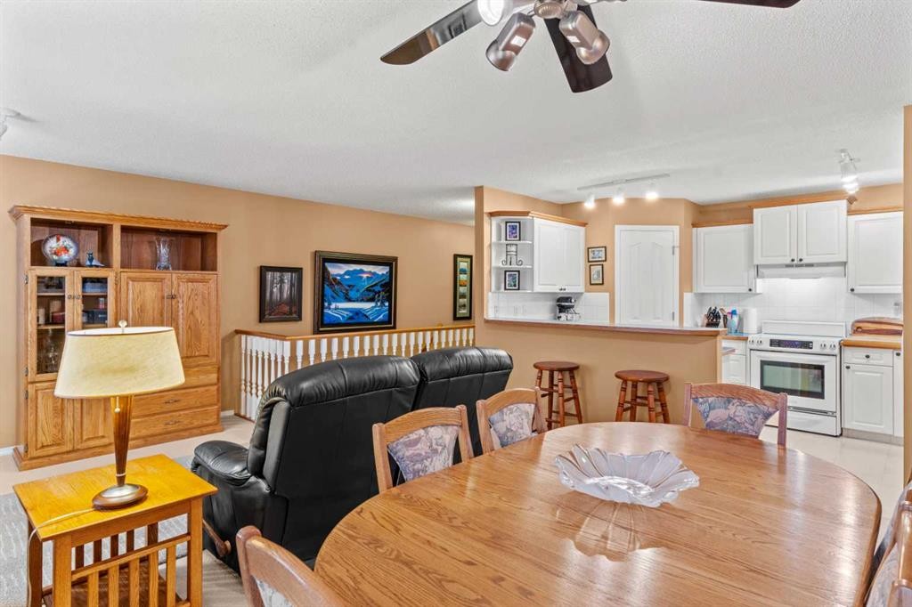 39 Mt Aberdeen Manor Se, Calgary, AB - Indoor Photo Showing Dining Room