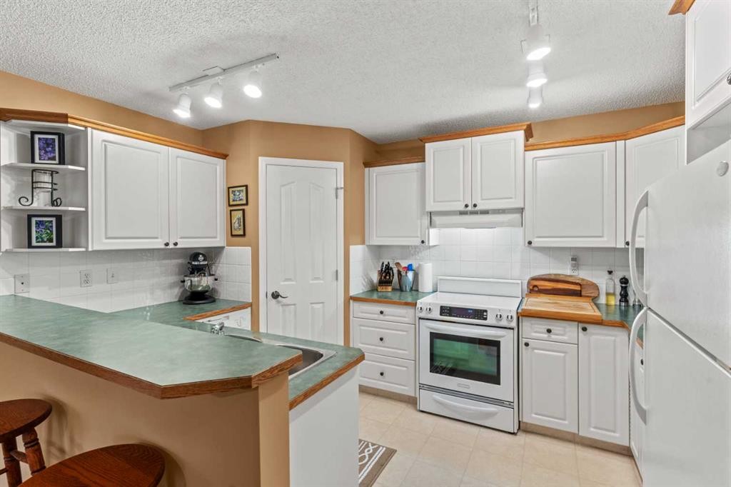 39 Mt Aberdeen Manor Se, Calgary, AB - Indoor Photo Showing Kitchen