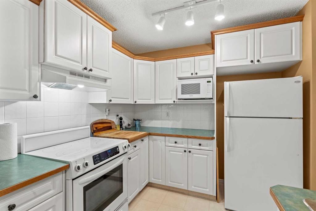 39 Mt Aberdeen Manor Se, Calgary, AB - Indoor Photo Showing Kitchen