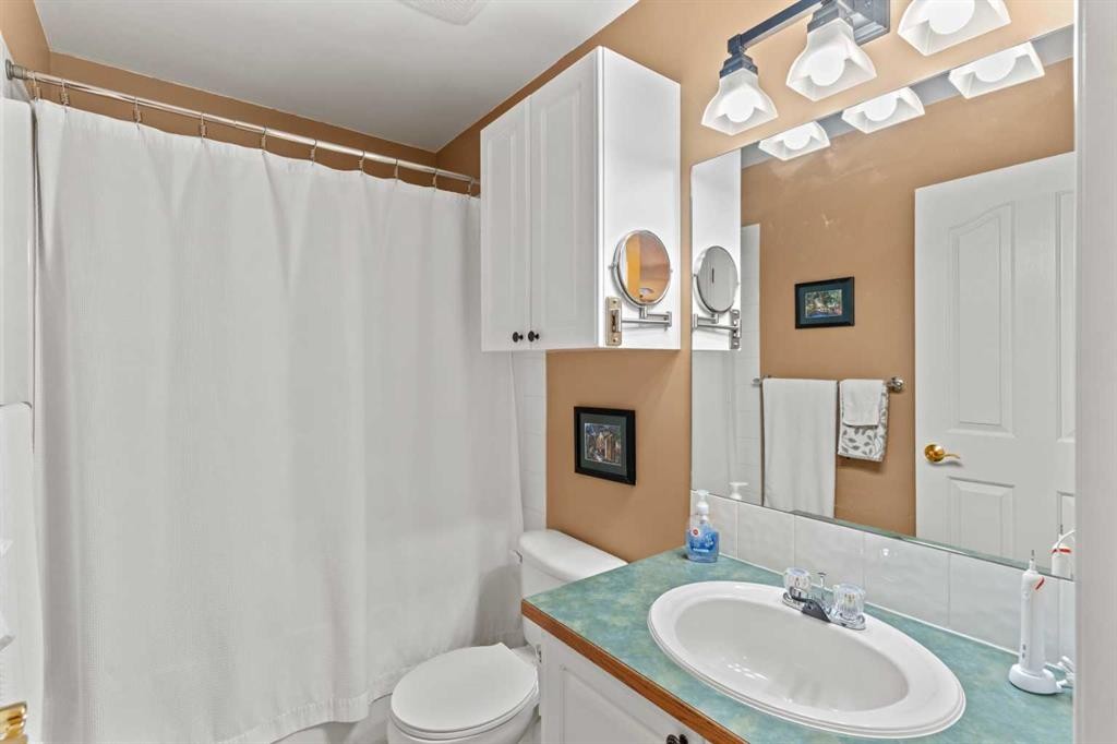 39 Mt Aberdeen Manor Se, Calgary, AB - Indoor Photo Showing Bathroom