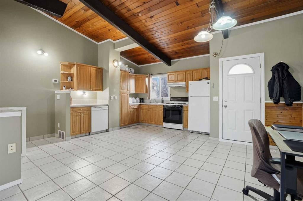 107 Pinemont Bay Ne, Calgary, AB - Indoor Photo Showing Kitchen