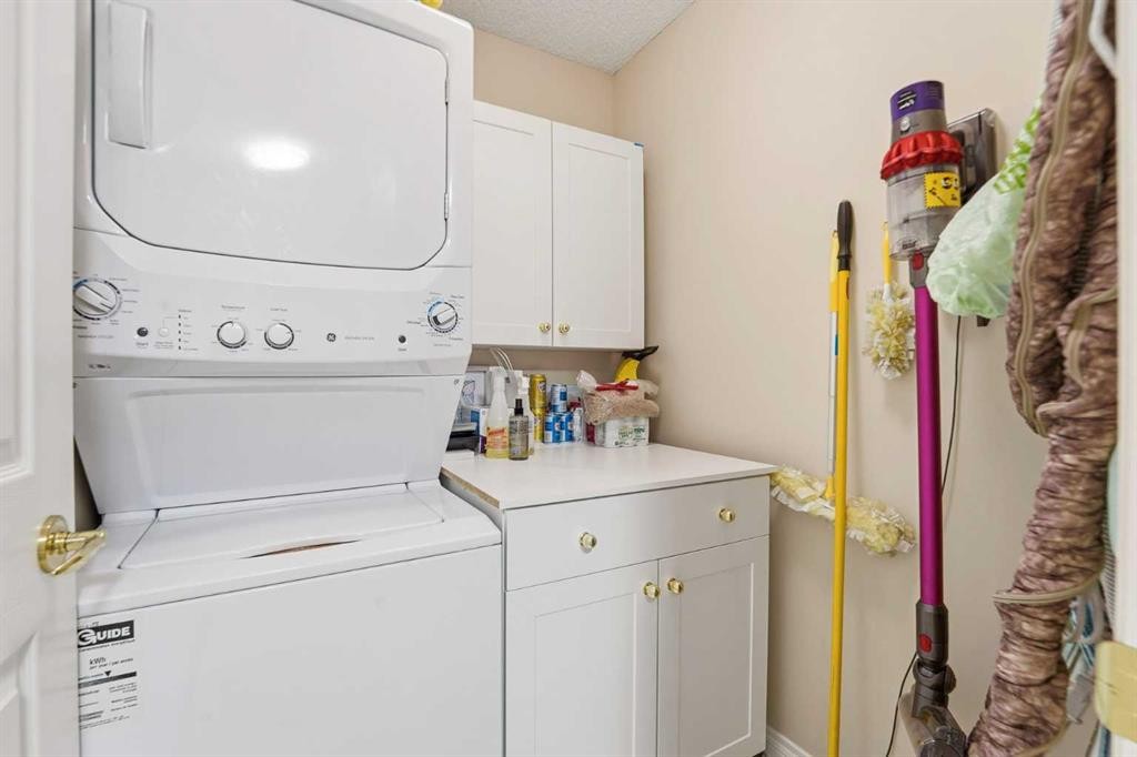 39 Varsity Estates Park Nw, Calgary, AB - Indoor Photo Showing Laundry Room