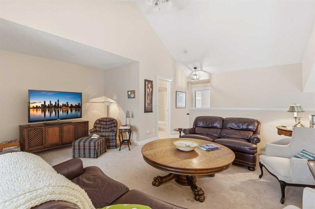 39 Varsity Estates Park Nw, Calgary, AB - Indoor Photo Showing Living Room