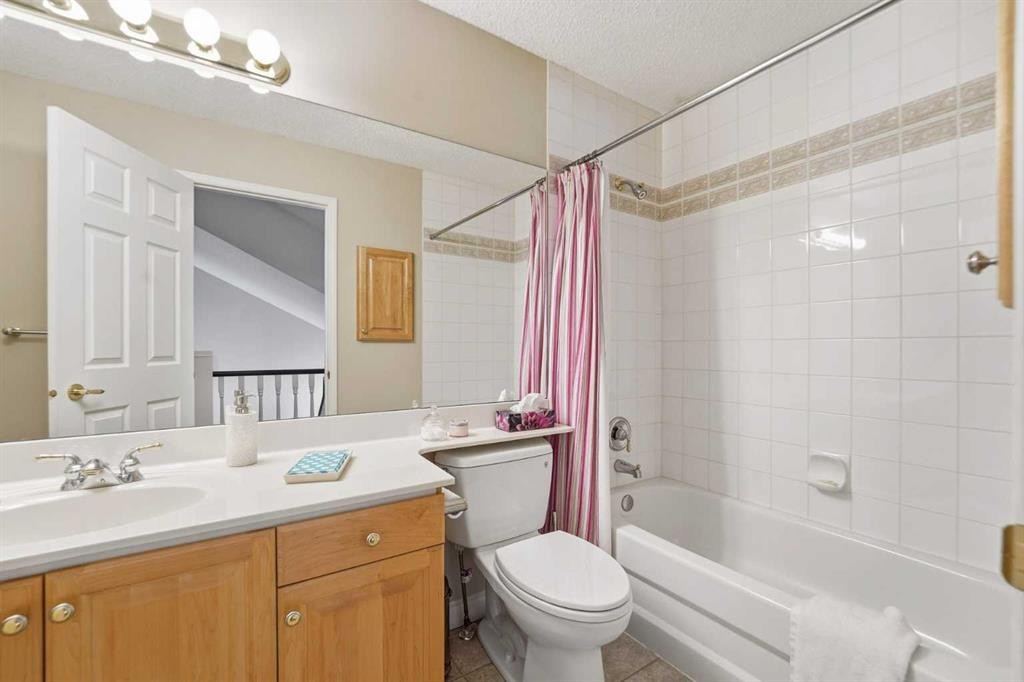 39 Varsity Estates Park Nw, Calgary, AB - Indoor Photo Showing Bathroom