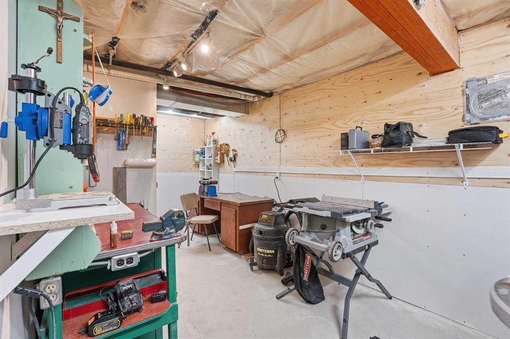 39 Varsity Estates Park Nw, Calgary, AB - Indoor Photo Showing Garage