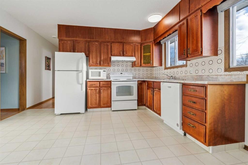 811 19 Avenue Nw, Calgary, AB - Indoor Photo Showing Kitchen