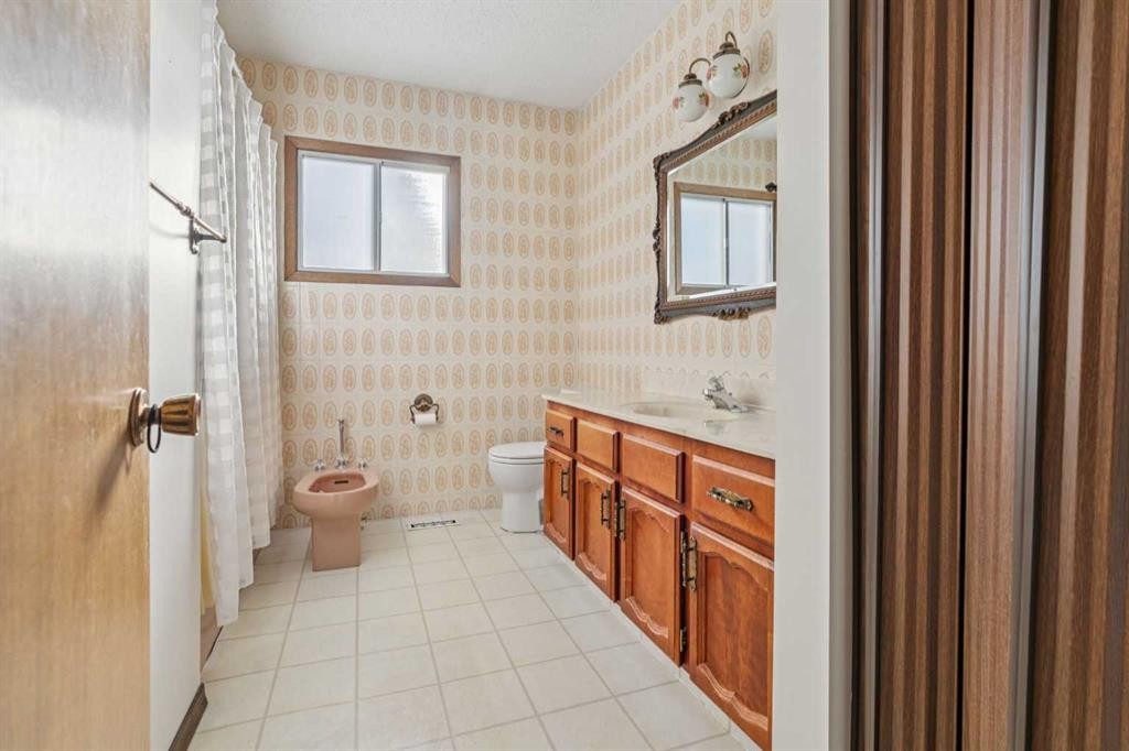 811 19 Avenue Nw, Calgary, AB - Indoor Photo Showing Bathroom