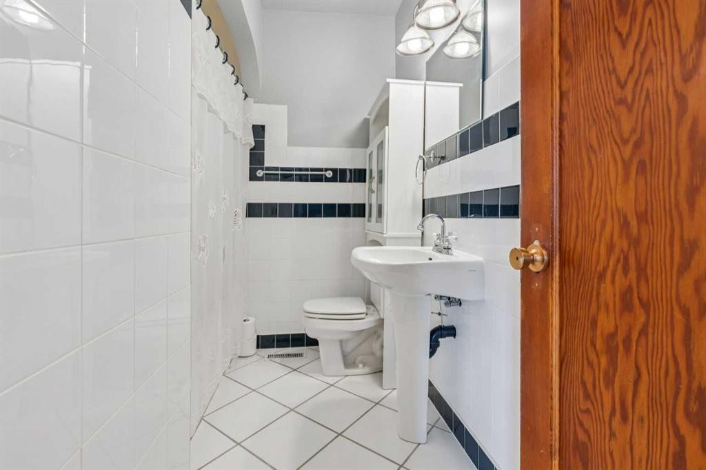 811 19 Avenue Nw, Calgary, AB - Indoor Photo Showing Bathroom