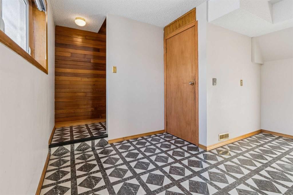 811 19 Avenue Nw, Calgary, AB - Indoor Photo Showing Other Room