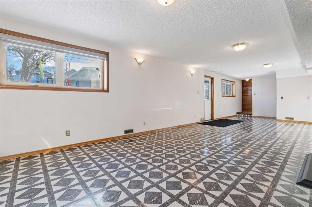 811 19 Avenue Nw, Calgary, AB - Indoor Photo Showing Other Room