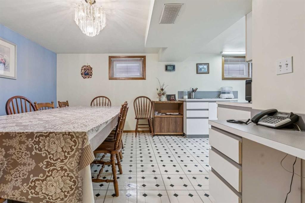 811 19 Avenue Nw, Calgary, AB - Indoor Photo Showing Other Room