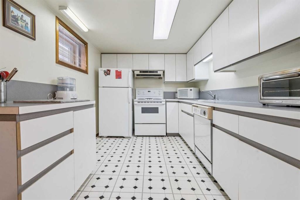 811 19 Avenue Nw, Calgary, AB - Indoor Photo Showing Kitchen