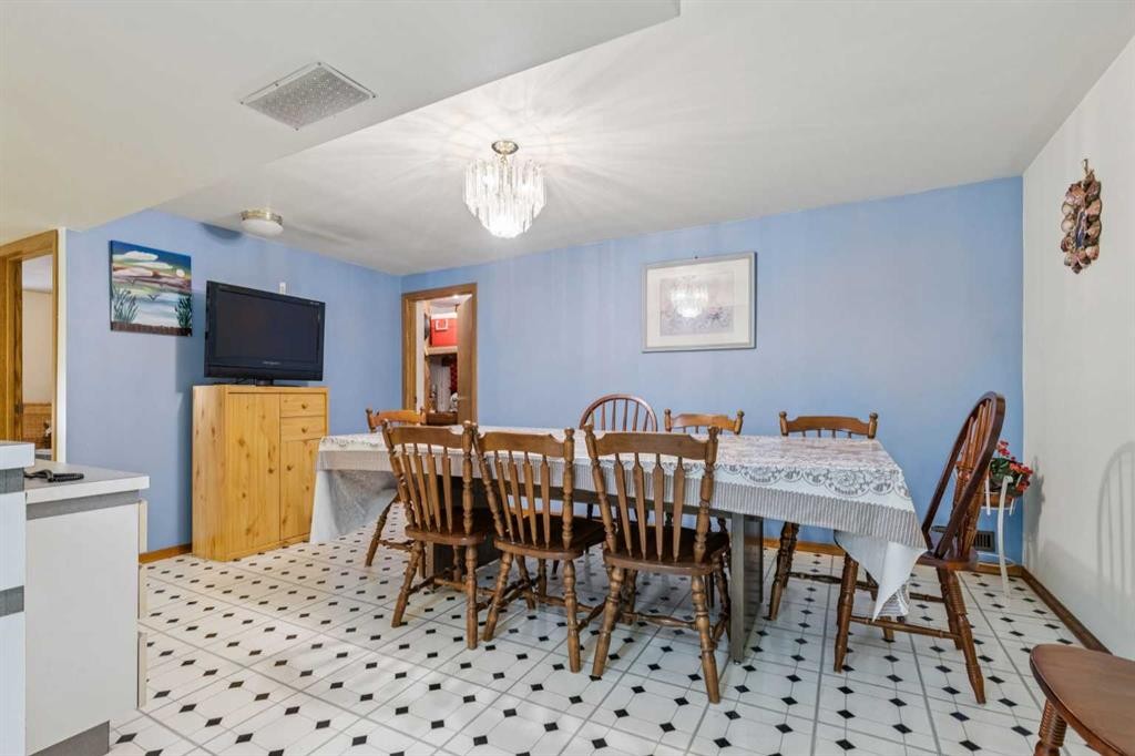 811 19 Avenue Nw, Calgary, AB - Indoor Photo Showing Dining Room