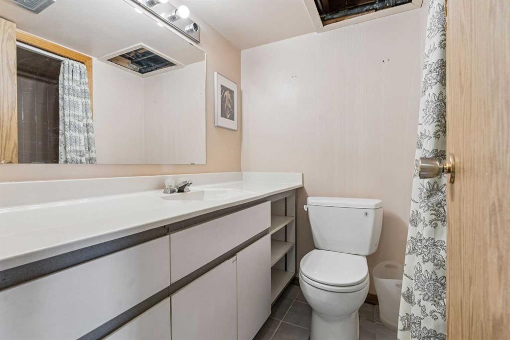 811 19 Avenue Nw, Calgary, AB - Indoor Photo Showing Bathroom
