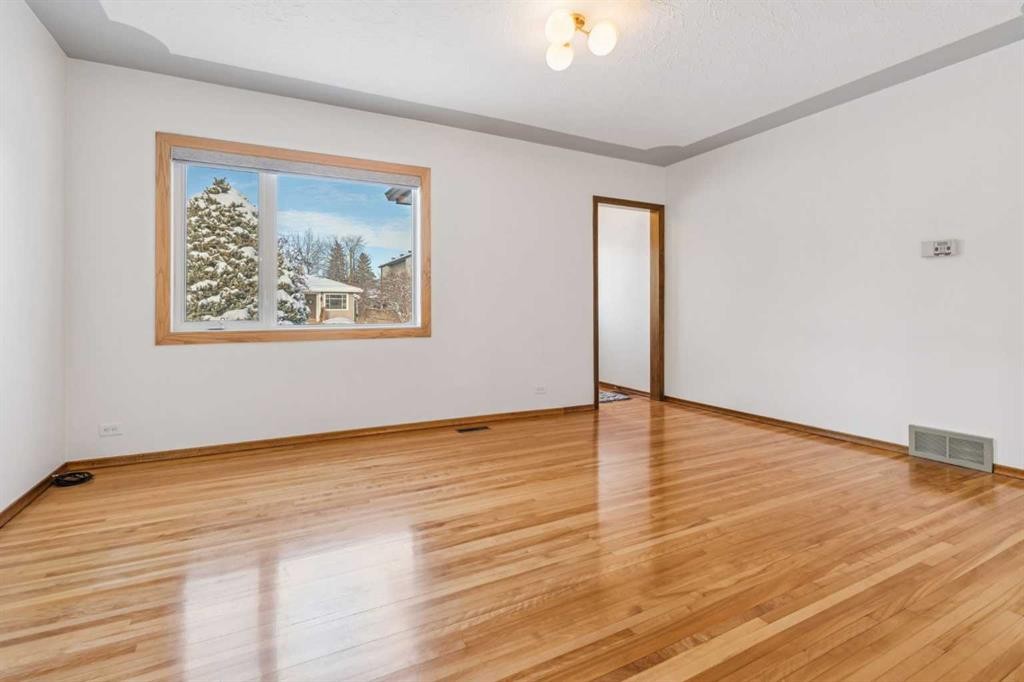 811 19 Avenue Nw, Calgary, AB - Indoor Photo Showing Other Room