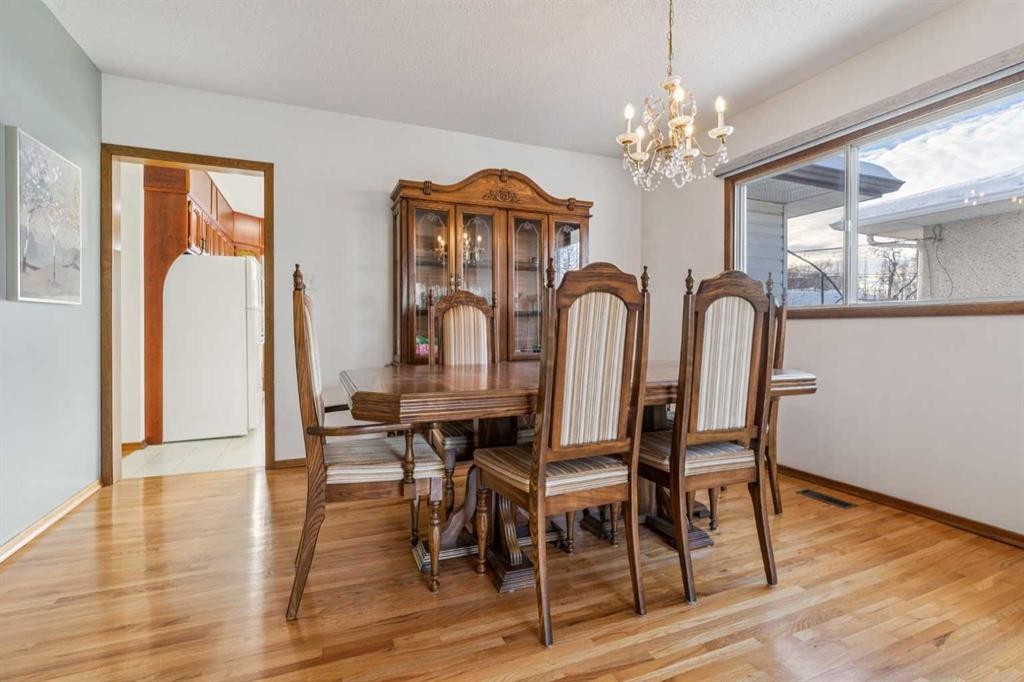 811 19 Avenue Nw, Calgary, AB - Indoor Photo Showing Dining Room