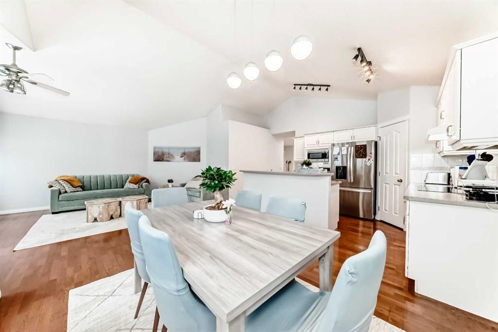 3263 Signal Hill Drive Sw, Calgary, AB - Indoor Photo Showing Dining Room