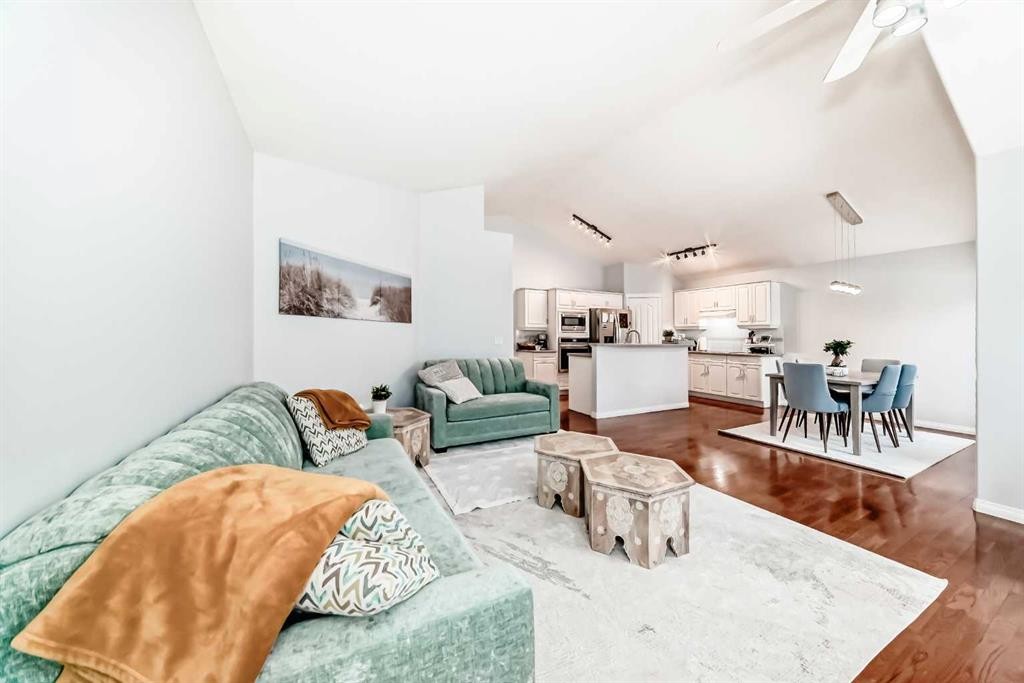 3263 Signal Hill Drive Sw, Calgary, AB - Indoor Photo Showing Living Room