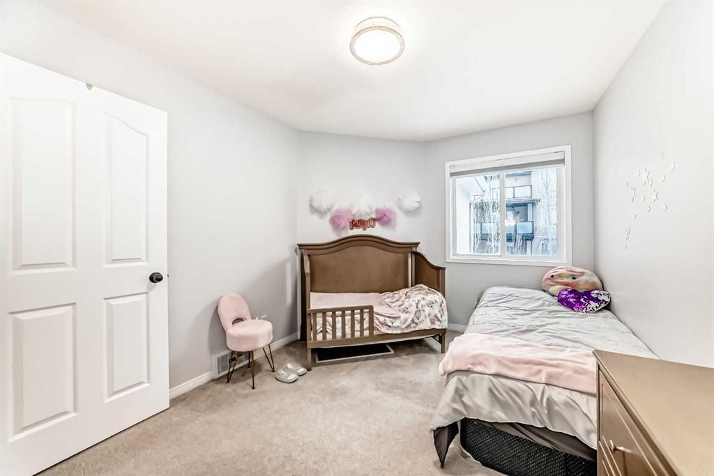 3263 Signal Hill Drive Sw, Calgary, AB - Indoor Photo Showing Bedroom
