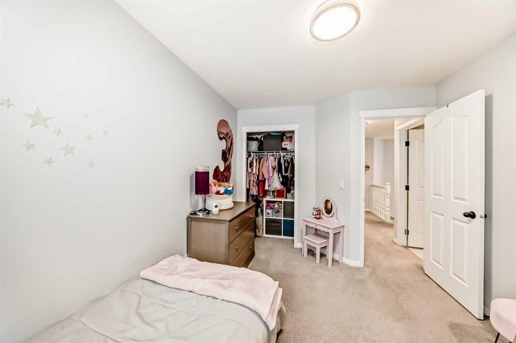 3263 Signal Hill Drive Sw, Calgary, AB - Indoor Photo Showing Bedroom