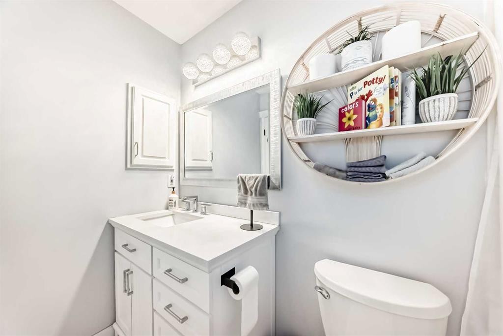 3263 Signal Hill Drive Sw, Calgary, AB - Indoor Photo Showing Bathroom