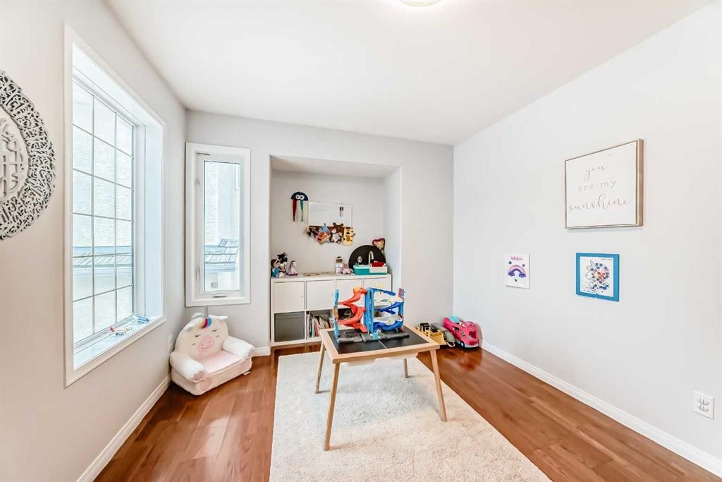 3263 Signal Hill Drive Sw, Calgary, AB - Indoor Photo Showing Other Room