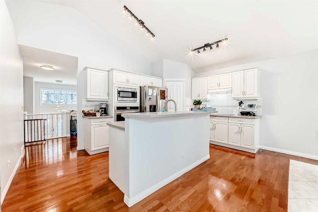 3263 Signal Hill Drive Sw, Calgary, AB - Indoor Photo Showing Kitchen With Upgraded Kitchen