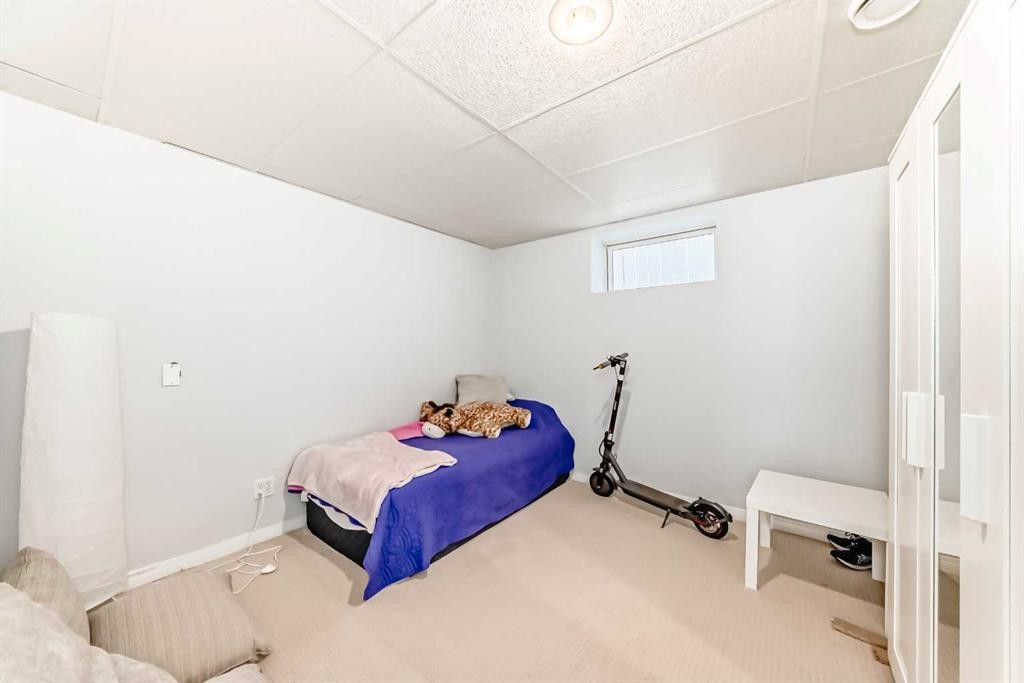 3263 Signal Hill Drive Sw, Calgary, AB - Indoor Photo Showing Bedroom