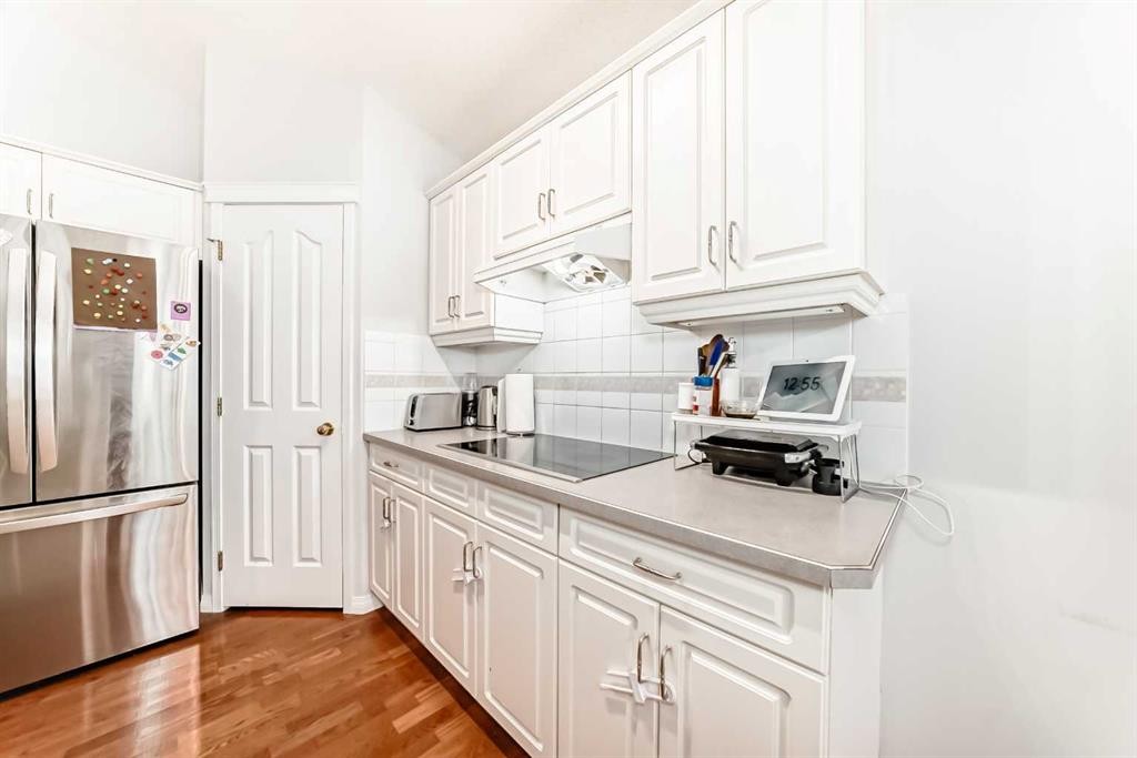 3263 Signal Hill Drive Sw, Calgary, AB - Indoor Photo Showing Kitchen