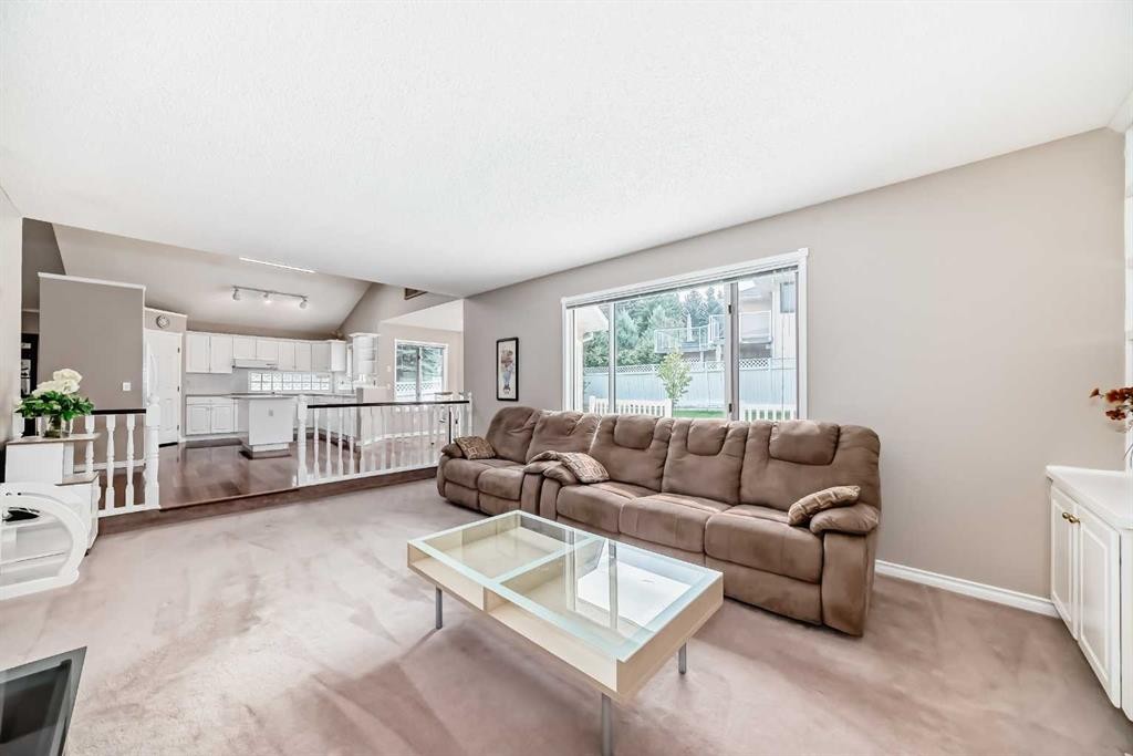 1405 Shawnee Road Sw, Calgary, AB - Indoor Photo Showing Living Room