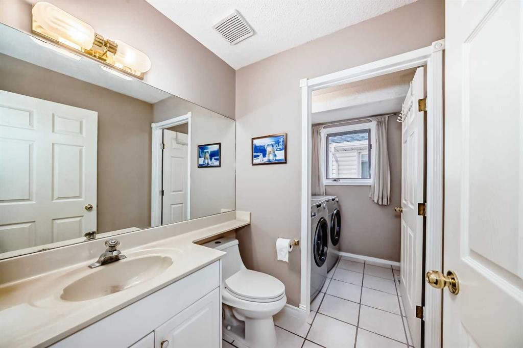 1405 Shawnee Road Sw, Calgary, AB - Indoor Photo Showing Bathroom