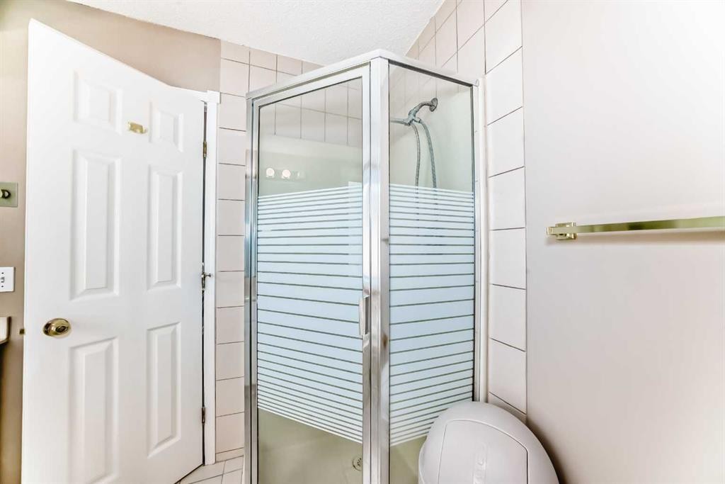 1405 Shawnee Road Sw, Calgary, AB - Indoor Photo Showing Bathroom