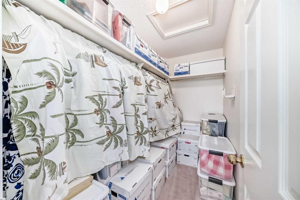 1405 Shawnee Road Sw, Calgary, AB - Indoor Photo Showing Other Room