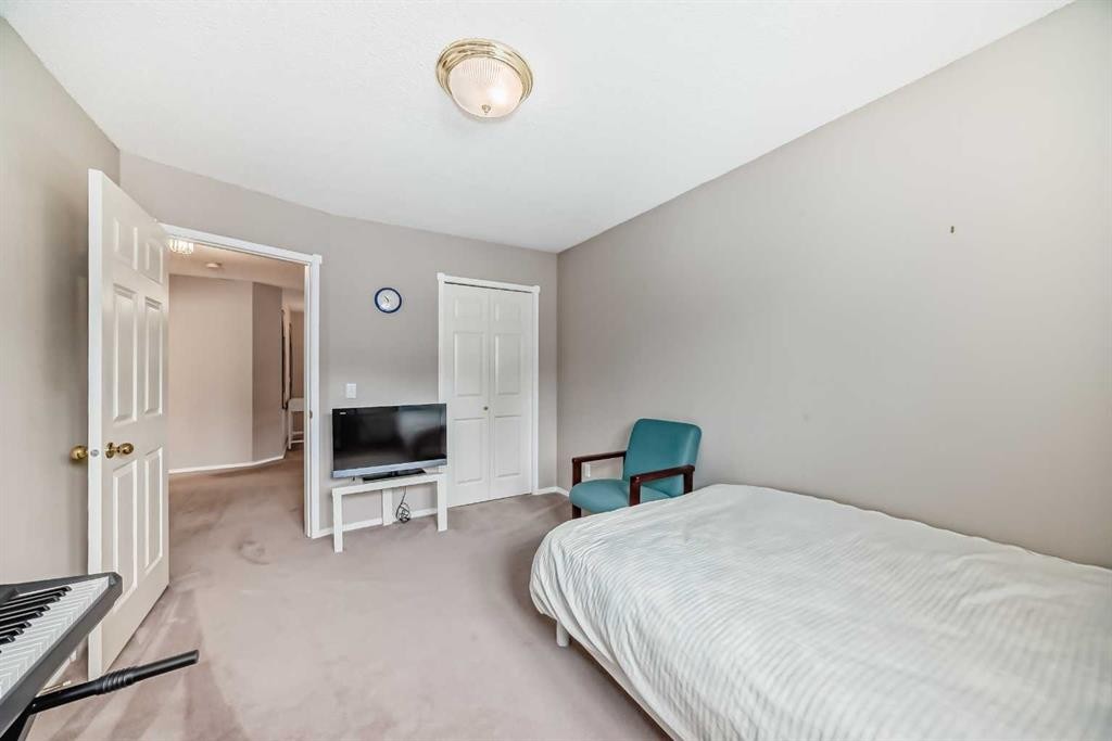 1405 Shawnee Road Sw, Calgary, AB - Indoor Photo Showing Bedroom